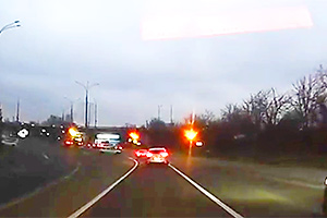 (VIDEO) Au apărut imaginile cu momentul accidentului cu Dacia şi SUV-ul răsturnat, acesta a schimbat banda neregulamentar şi a trecut aproape la roşu