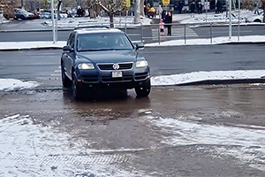 (VIDEO) Pericole în repararea bulevardului Dacia din Chişinău, unde o trecere de pietoni a devenit loc de pasaj pentru maşini
