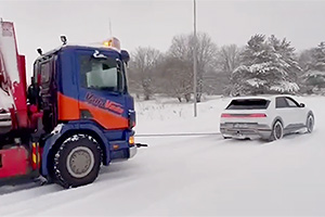 (VIDEO) Un Hyundai Ioniq 5 electric tractează un camion Scania împotmolit în zăpadă în Estonia