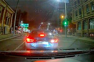 (VIDEO) Un şofer din Chişinău se plânge pe reacţia altui şofer în trafic, dar maniera sa de condus e una discutabilă