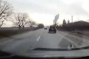 (VIDEO) O placă de gips-carton prost fixată pe o maşină din Făleşti, la un pas de a provoca daune altor maşini