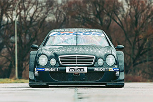 Un Mercedes uşor de recunoscut din anii 90 pe dinafară, un adevărat bolid în interior, scos la vânzare la o licitaţie din Franţa