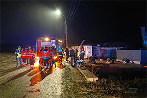 Un autocar cu 35 de persoane, dintre care 15 copii, s-a răsturnat astă-noapte în Paşcani, judeţul Iaşi, serviciile de intervenţie au activat planul roşu
