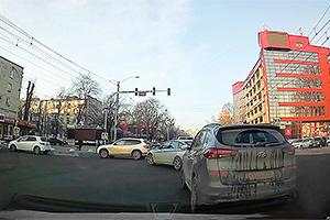 (VIDEO) În Chişinău, poţi fi primul la semafor când se aprinde culoarea roşie şi al 5-lea când se face verde