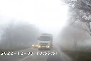 (VIDEO) Depăşire iresponsabilă a unui camion în Moldova, în condiţii de ceaţă, peste linia continuă, la un pas de accident frontal
