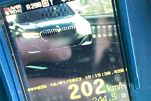 Un BMW, surprins cu 202 km/h de radarul poliţiei din Moldova lângă localitatea Măgdăceşti