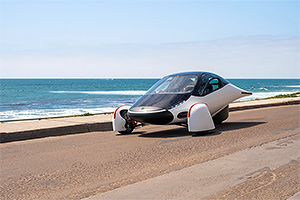 (VIDEO) Aptera, automobilul electric cu panouri solare, care poate fi încărcat doar de 3 ori pe an, va fi cel mai aerodinamic din lume şi e aproape de producţia de serie