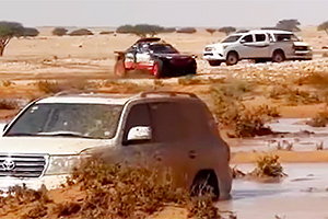(VIDEO) Cum înaintează o Toyota la Dakar, prin mlaştini, versus un Audi electric