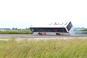 (VIDEO) Experiment în Franţa: ce se întâmplă în încercările unui autobuz de 2,7 milioane de km parcurşi de a face drift