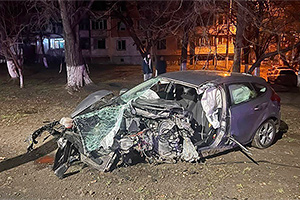 Accident cu viteză imensă astă-noapte pe strada Grădina Botanică în Chişinău, cu un Ford care s-a dezintegrat după un impact cu un stâlp