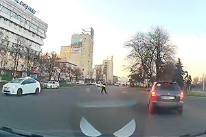 (VIDEO) Pedeapsă imediată, aplicată de un poliţist din Chişinău de anul nou unui şofer care a vrut să ocolească până şi în trafic mai liber