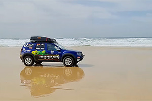 (VIDEO) Românul cu Dacia Duster în Africa a întrecut maşinile unui raliu, galopând cu maşina sa pe plajă, prin apa de ocean