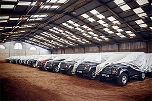 Un britanic a cumpărat 200 de exemplare Land Rover Defender în 2015, înainte de scoaterea din producţie, le-a stocat şi acum le vinde la preţuri exorbitante