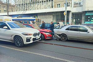 (VIDEO) Un taximetrist cu Toyota Prius a provocat un accident cu 5 automobile pe bulevardul Ştefan cel Mare din Chişinău