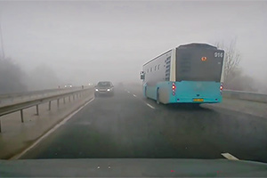 (VIDEO) Apariţie din ceaţă a unei maşini ce merge pe contrasens, pe un drum cu bariere separatoare de lângă Chişinău