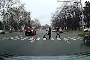 (VIDEO) O mamă cu copilul ei în cărucior, la un pas de a fi spulberaţi de un Land Cruiser pe o trecere de pietoni din Chişinău