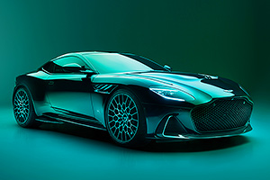 (VIDEO) Acesta e noul Aston Martin DBS 770 Ultimate, una din puţinele maşini din zilele noastre care mai îndrăzneşte să se lanseze cu un motor V12