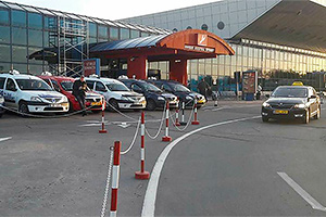Gata cu monopolul de taxi la aeroportul Chişinău, toate companiile vor putea prelua pasageri