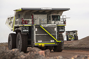 Un camion electric minier Liebherr a primit cea mai mare baterie din lume, pusă vreodată pe un camion