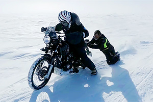 (VIDEO) Filtre de aer îmbâcsite cu zăpadă, sute de căzături şi viscole: cum au ajuns două motociclete Royal Enfield Himalayan de 24 CP la Polul Sud
