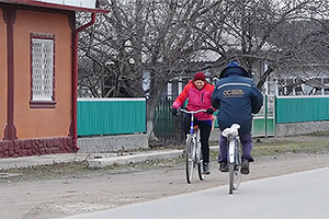 (VIDEO) Într-un sat din Moldova, ca-n Danemarca, majoritatea locuitorilor merg pe biciclete
