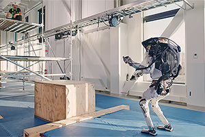 (VIDEO) Robotul Atlas al Boston Dynamics îşi demonstrează abilităţile de ajutor în lucrări de construcţie