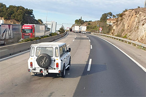 Un Aro din România, cu numere de Argeş, surprins pe o autostradă din Spania, într-o călătorie de mii de kilometri