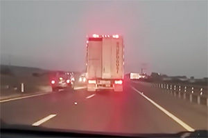 (VIDEO) Un camion de pe o autostradă din Mexic s-a răsturnat după ce a insistat să nu permită nimănui să-l depăşească