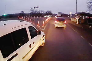 (VIDEO) Lipsă angro de respect în trafic, în faţa unui vehicul mai lent, surprinsă de o cameră de bord a unui şofer din Moldova