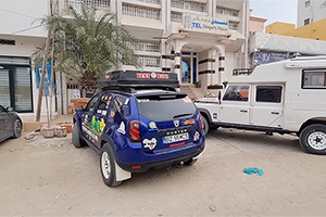 (VIDEO) Românul cu Dacia Duster de 350 mii km în Africa a trecut în Mauritania şi Senegal şi a descoperit unde trăiesc Mercedesurile după ce sunt casate