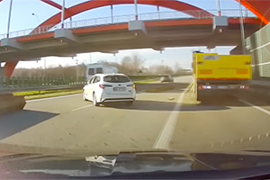 (VIDEO) Barele metalice prost fixate din remorca unui camion au ajuns împrăştiate pe o autostradă din Polonia