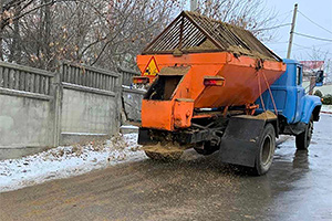 Şoferii din Chişinău relatează despre carosabil alunecos şi în condiţii de creştere a temperaturilor, Exdrupo a spălat străzile astă noapte