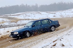 (VIDEO) Mai multe Volvo clasice de acum 30-40 de ani, cu tracţiune spate, au ieşit departe de asfalt, pe un circuit din Lituania