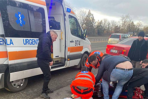 Accident cumplit lângă Stăuceni, cu doi copii biciclişti, ambii cu căşti şi echipament, loviţi de un Opel care ieşise la o depăşire pe dreapta