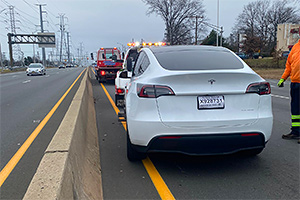 Volanul unei Tesla Model Y noi s-a rupt în timp ce era condusă pe o autostradă din SUA, iar service-ul a cerut şi bani pentru reparaţie