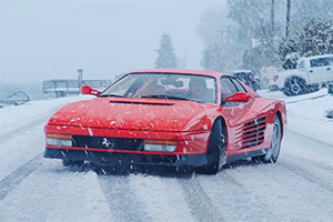 (VIDEO) Un Ferrari Testarossa clasic, ajuns pe mâine unui colecţionar excentric, e scos la o tură pe zăpadă