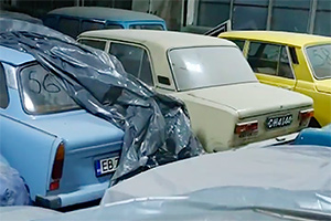 (VIDEO) Un muzeu din Bulgaria vinde 90 de automobile clasice cu parcurs mic, printre ele Wartburg, Volga, Lada, Trabant, Barkas şi Skoda