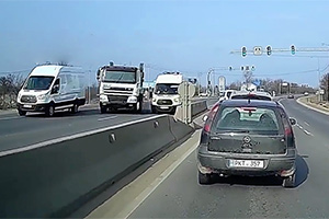 (VIDEO) Accelerarea bruscă şi schimbarea benzii unui camion a fost la un pas de a provoca un accident cu o maşină a poliţiei în Moldova