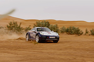 (VIDEO) Cum sună şi cum se conduce noul Porsche 911 Dakar, modelul făcut să înainteze prin deşert şi nisip