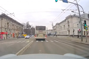 (VIDEO) Camera de bord l-a salvat de amendă pe un şofer din Chişinău, oprit de un poliţist care pretindea că acesta a trecut la roşu