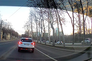 (VIDEO) O nouă metodă de a ocoli traficul aglomerat de pe strada Ion Creangă din Chişinău, mergând prin parcarea de lângă Dendrariu