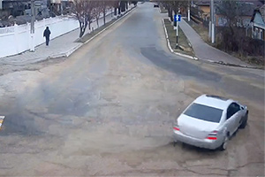 (VIDEO) Şoferul unui Mercedes S-Class W221 din Dubăsari şi-a lovit maşina într-un copac în încercarea de a face drift şi a plecat mai departe