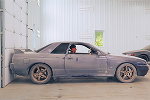 (VIDEO) Un Nissan GT-R clasic sparge uşa de la garajul său cu sunetul şi presiunea eşapamentului