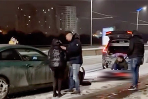 Accident cutremurător astă-noapte pe viaduct în Chişinău, o tânără de 26 de ani, grav rănită la picioare în timp ce punea indicatorul de avarie în spatele maşinii sale