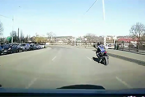 (VIDEO) Un motociclist din Chişinău, cu anvelope de vară, a alunecat pe praful rămas pe străzi după zăpezi