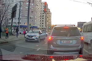 (VIDEO) Un accident uşor de azi dimineaţă din Chişinău, cu un copil are traversează alături de zebră şi un şofer care nu-l observă suficient de repede oferă lecţii de siguranţă