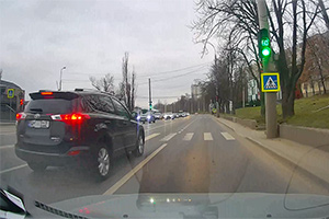 (VIDEO) Reacţia exemplară a doi şoferi a salvat viaţa unui copil astăzi în Chişinău