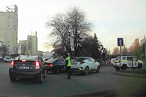 (VIDEO) Pedepse imediate, livrate angro de poliţia din Chişinău şoferilor care încearcă să ocolească traficul şi să vireze de pe altă bandă