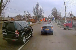 (VIDEO) Cel mai grăbit Land Rover din Chişinău, care tot iese la depăşiri, peste zebre şi linii continue, ajunge într-un accident
