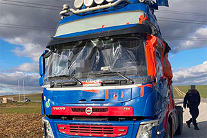 Un camion Volvo, care circula fără parbriz şi cu cabina deformată şi încleiată cu bandă adezivă, reţinut de poliţia austriacă
